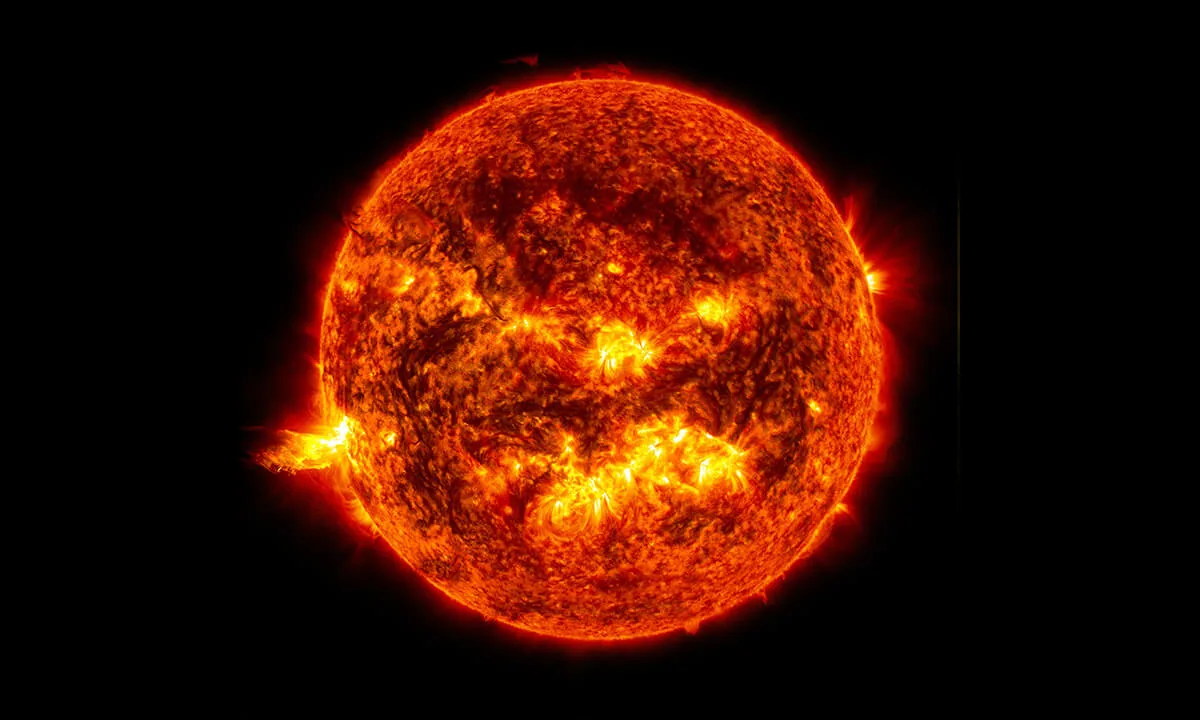 NASA太陽動力學觀測衛星拍攝的太陽影像，左側可見耀斑亮光。